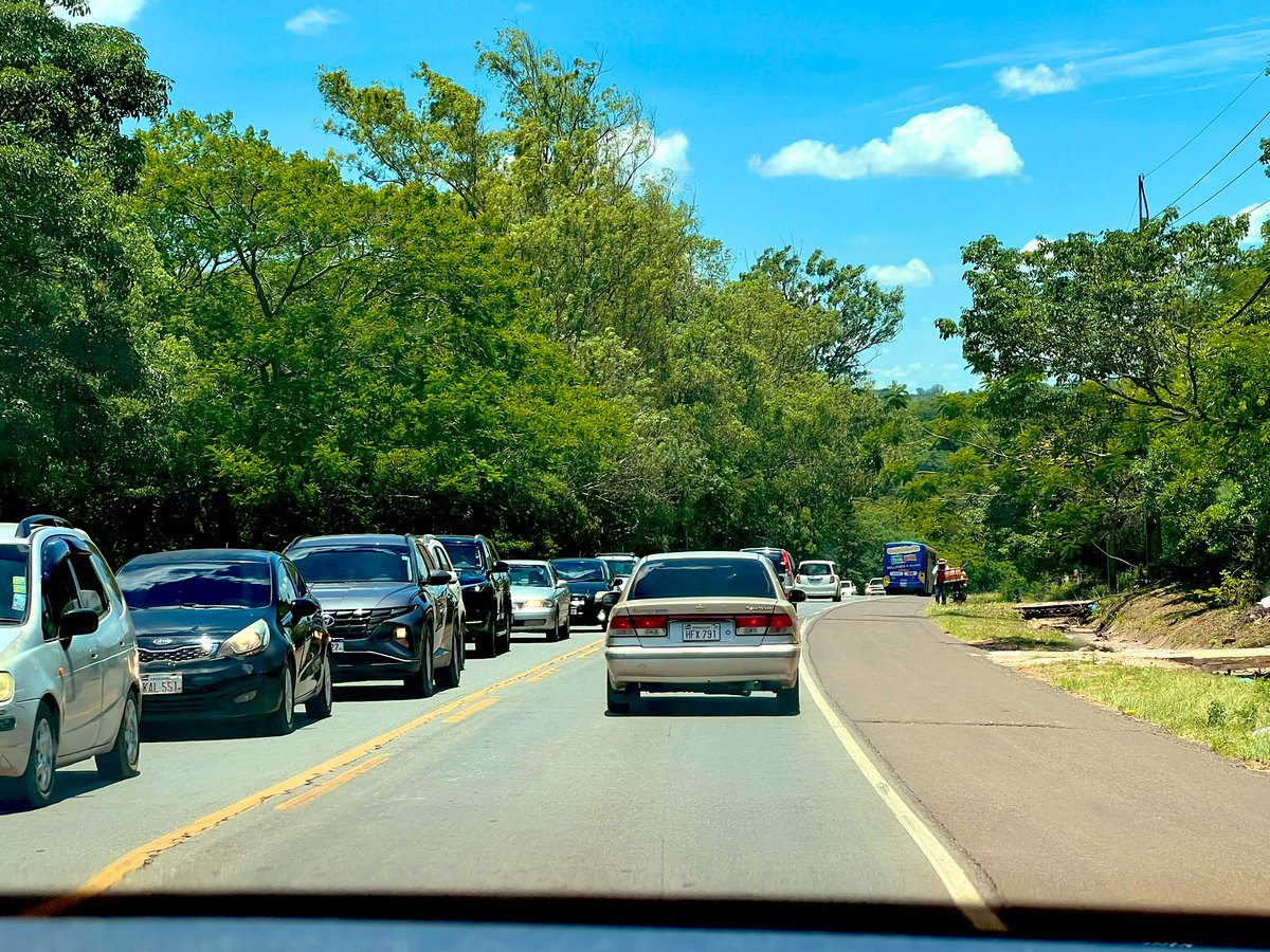 Majito1033's tweet photo. Si te vas hacia Ciudad del Este / Brasil … kilómetros de congestión por Construccion de ruta , arranca en  Caacupe https://t.co/X8iG72JqOw