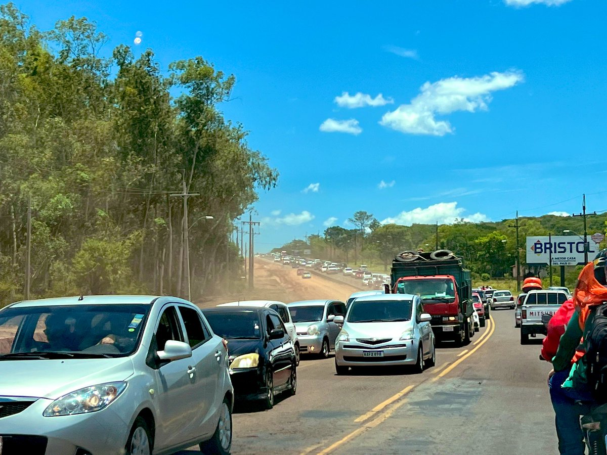 Majito1033's tweet photo. Si te vas hacia Ciudad del Este / Brasil … kilómetros de congestión por Construccion de ruta , arranca en  Caacupe https://t.co/X8iG72JqOw