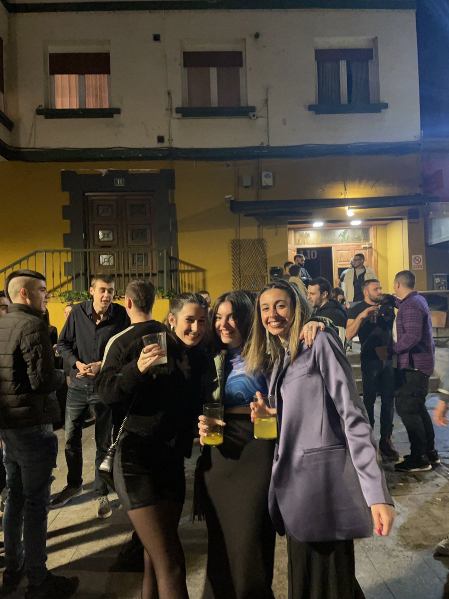 Narolaba_'s tweet photo. Mis amigas y yo ayer luciendo exactamente asi, the best combo❤️‍🔥 https://t.co/3RbOR2orml