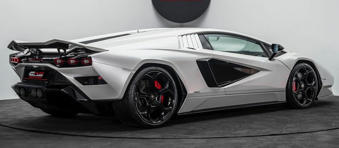 LamboCIub's tweet photo. Bianco Siderale Countach LPI 800 https://t.co/l10XTbxanP
