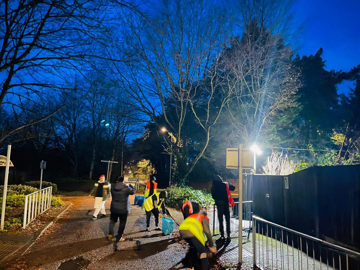 MKAWatford's tweet photo. AMYA Watford spent the early hours of New Year's Day cleaning the streets of Watford. Up to 12 volunteers put on Hi-Viz jackets and marched onto the streets of Watford armed with gloves and bin bags to clean up the streets and start the New Year by helping our local community. https://t.co/YKPoncc5Kp