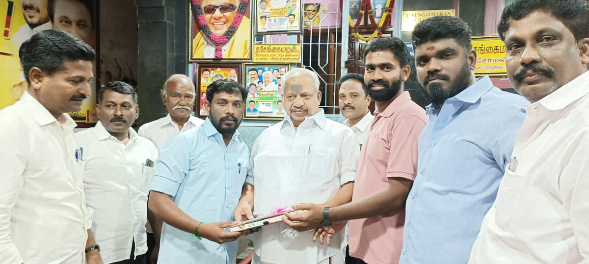 Balakri99798016's tweet image. ஆங்கில புத்தாண்டை முன்னிட்டு 
சிவகங்கை மாவட்ட திமுக கழக துணை செயலாளர் ...
திருப்புவனம் பேரூராட்சி சேர்மன்...
பாசமிகு அண்ணன் ...
  💐💐💐#த.#சேங்கைமாறன்  அவர்களிடம் வாழ்த்துக்கள் பெற்ற  பொழுது...