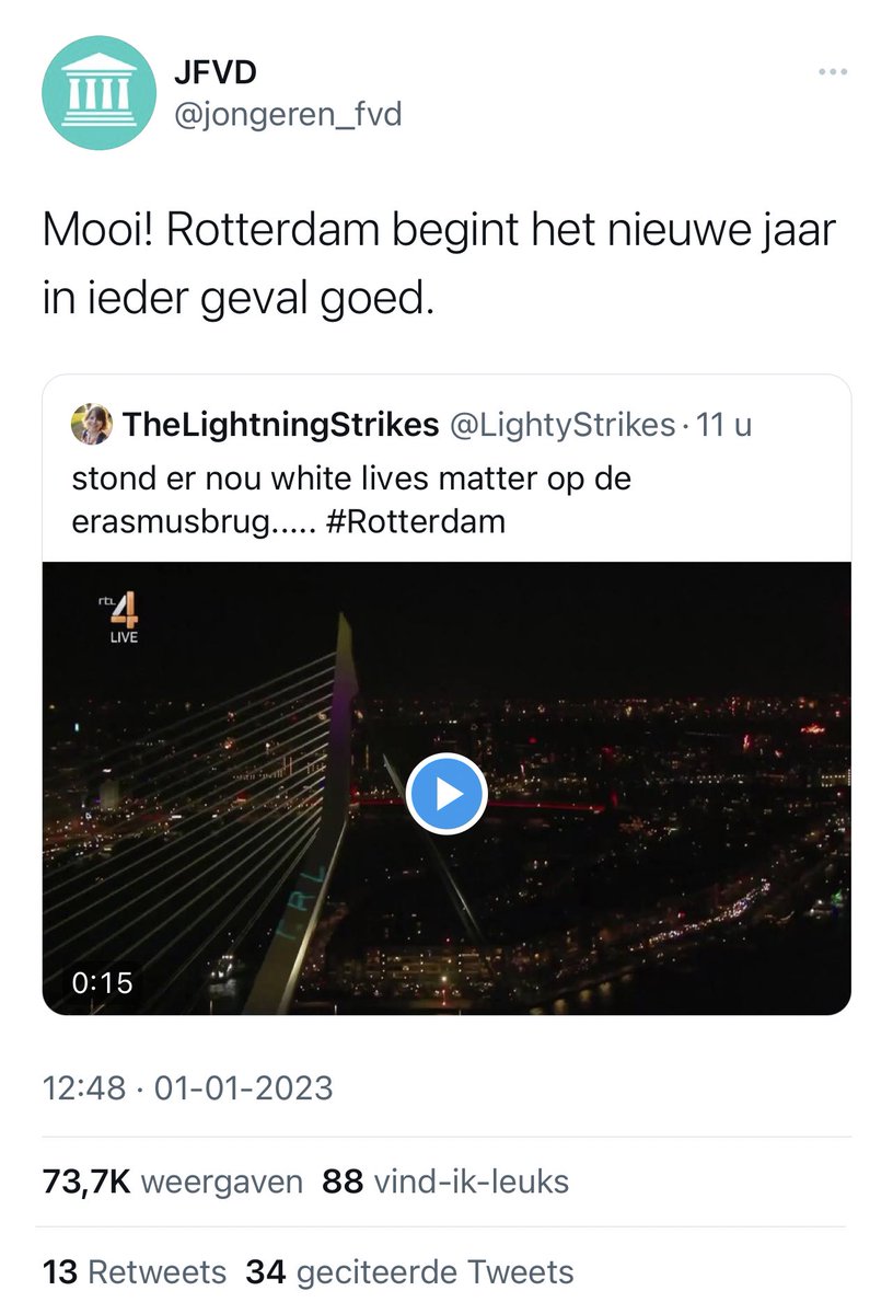 De 14 woorden die op de Erasmusbrug geprojecteerd werden zijn afkomstig van een neo-nazi en vrijwel identiek aan een passage uit Mein Kampf. Op het geweer van de Christchurch moskee-schutter die meer dan 50 mensen vermoordde stonden ze ook.