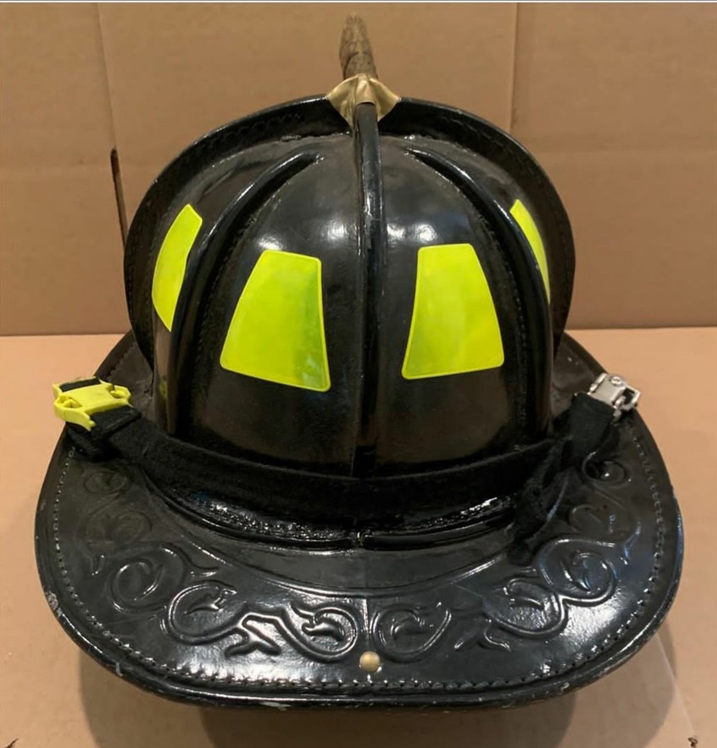 #firefighters #firefighters_daily #firefightersofinstagram #firefighterslife #firefighters_unite #firefightersdaughter Cairns N5A New Yorker size large. Manufactured in 2016 has zero damage or repairs. More info t.me/helmetn5a