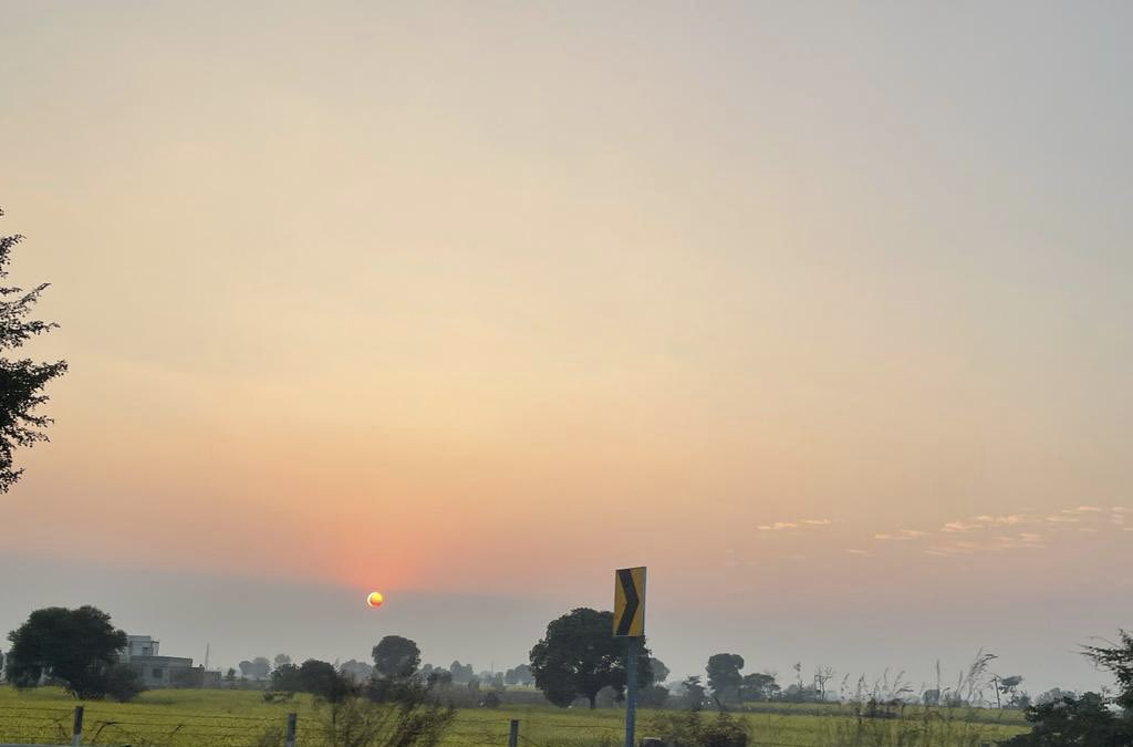 Sonaana24's tweet photo. 🧡 शफ़क #2023 #sunsetmatters  #sunsetphotography #sunsetlovers #sunset #nature #naturelovers #naturephotography #highway #roadtrip #roadtravel https://t.co/hSv3FN5s4B