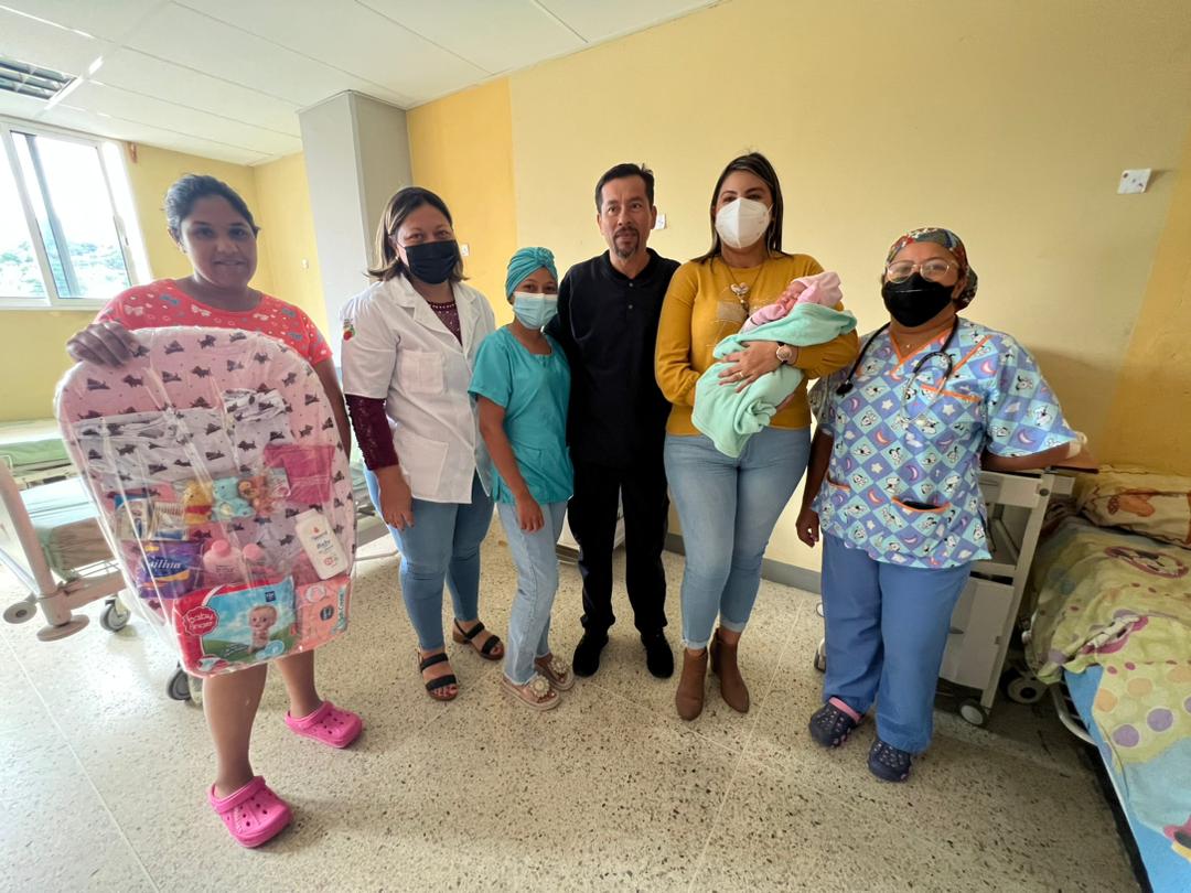 #01Ene #Ahora  Lennys Peña, mamá de Mónica Saraí Dudamel Peña, primera nacida del año 2023 en el ambulatorio de La Carucieña, recibe una canastilla con mucho amor en nombre del Alcalde <a href="/LuisJonasReyes/">Luis Jonás Reyes</a> #Bienvenido2023DeAmor <a href="/delcyrodriguezv/">Delcy Rodríguez</a> @dcabello <a href="/ViceSocialT_ve/">Vice Social y Territorial</a>