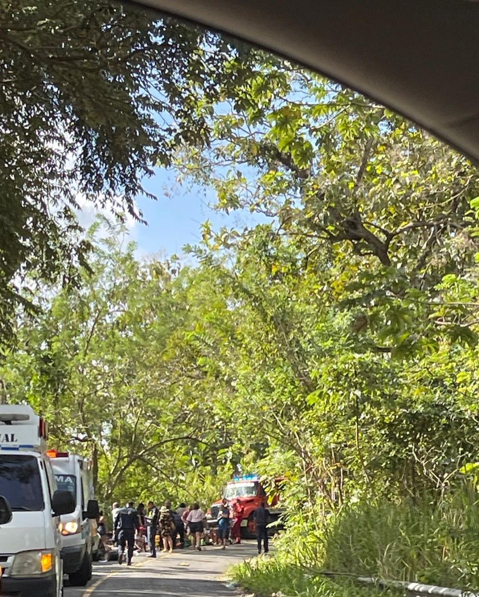 Accidente de tránsito, vía hacia Monte Oscuro en Cermeño de Capira. 

El bus se salió se la vía y se volcó.