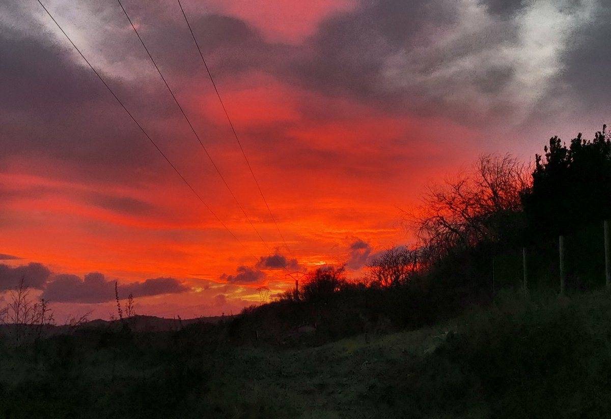 _cloudslover_'s tweet photo. 2023...
Here we are ✨
#firstsunsetoftheyear https://t.co/axq3RoPpGE