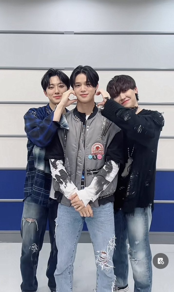 starrynicho's tweet photo. hybe please raise their salaries 💀 https://t.co/VrSnw8imen