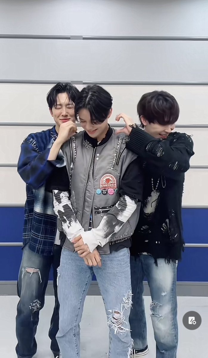 starrynicho's tweet photo. hybe please raise their salaries 💀 https://t.co/VrSnw8imen