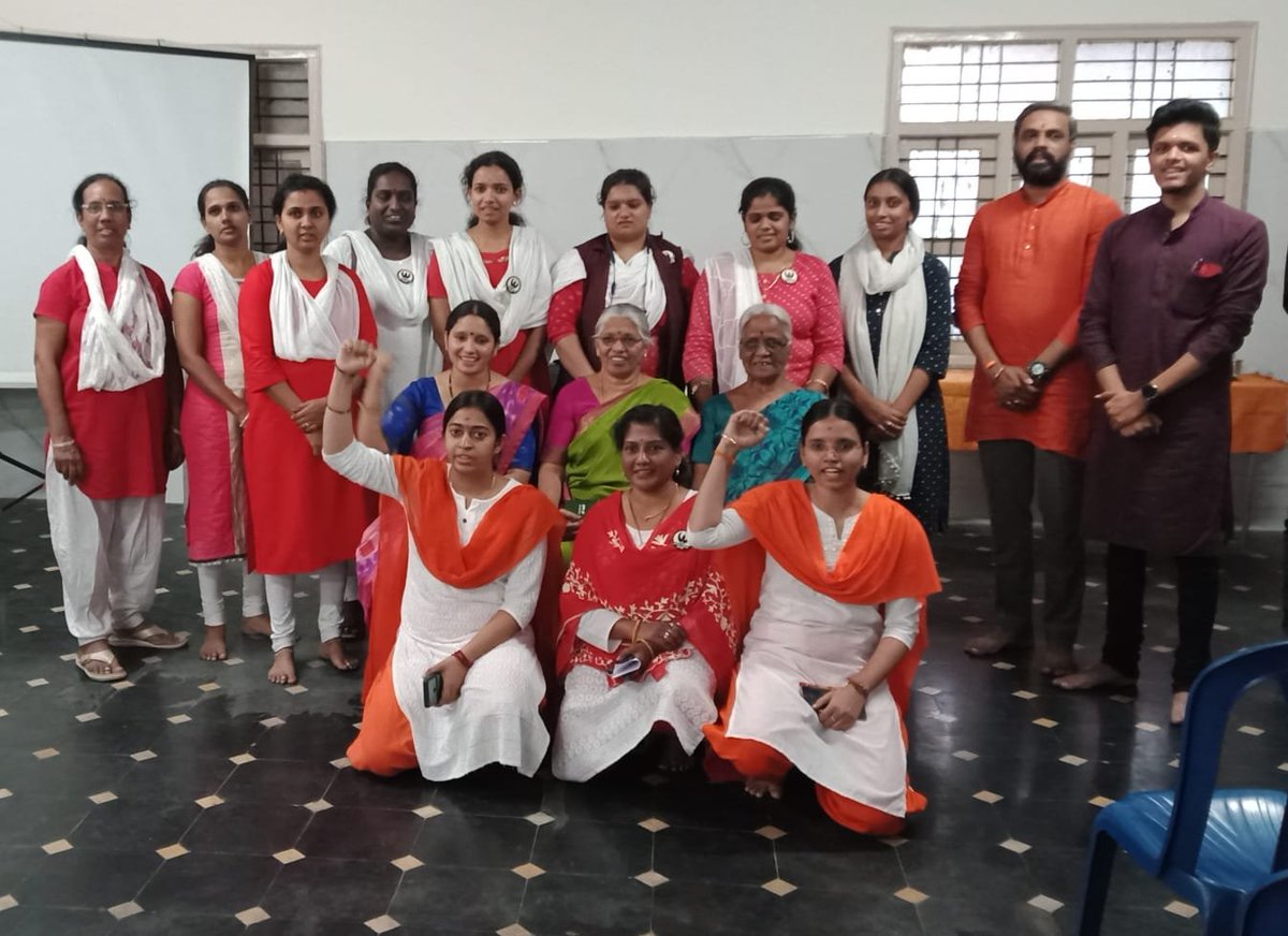 HJSKarnataka's tweet image. 👉Hindu girls need to do Dharmacharan to protect themselves from the conspiracy of &apos;Love Jihad&apos; ! - @bhavyarr, Coordinator, Ranaragini, Women&apos;s wing of @HinduJagrutiOrg

Exhibition organised by @snpkarnataka on Awareness about Love Jihad in Kolar Karnataka !

#JagoHindu
@astitvam