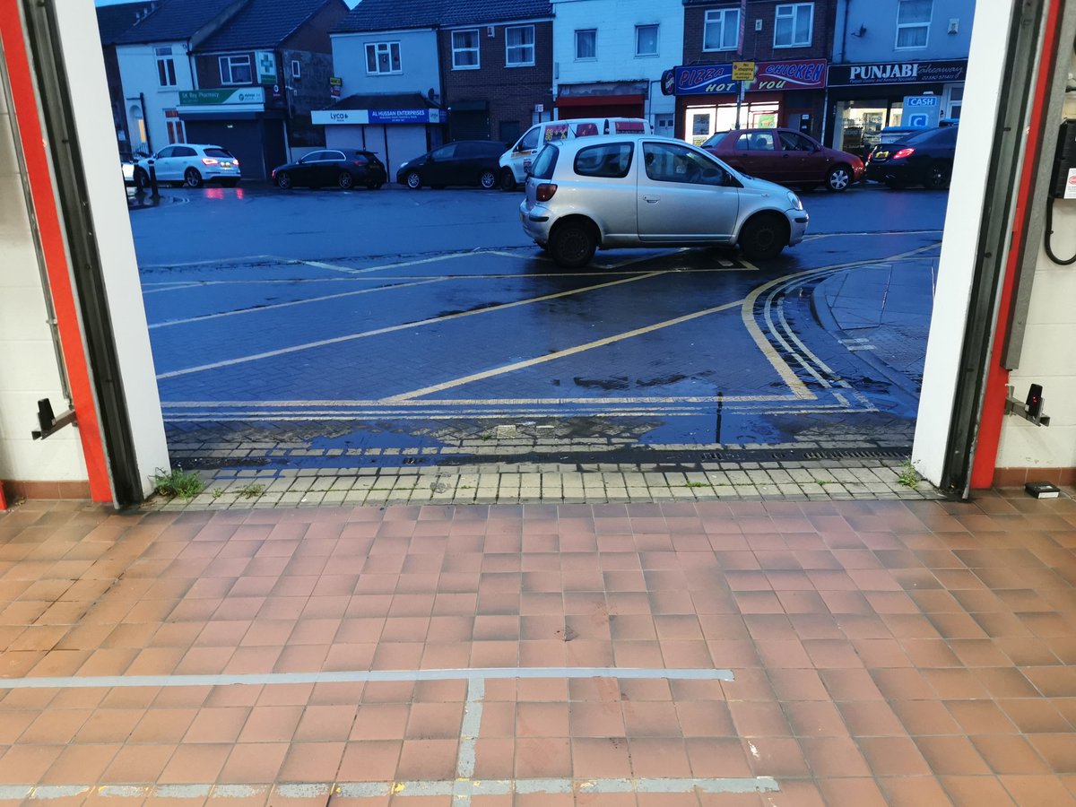 StMarys54's tweet photo. Happy New Year from everyone at St Mary's! New year, same issues! If only there was a sign saying no stopping. Or maybe some yellow lines? 🤔 #anothersorryshopper #sorryisntgoodenough #ineedmyspace @SouthamptonCC https://t.co/vFGUar9lEv
