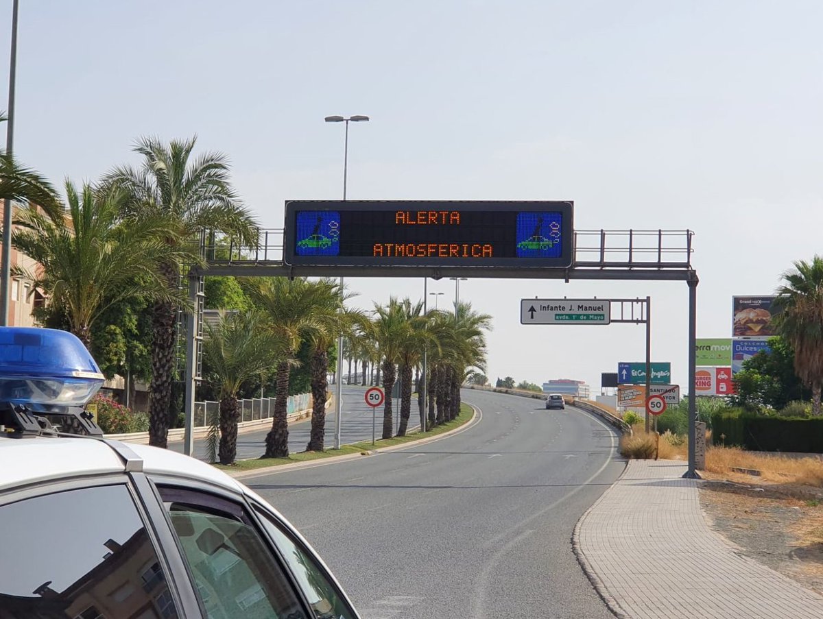 MurciaPolicia's tweet photo. ⚠️Activado el nivel 2 del protocolo de contaminación atmosférica,  al haber superado durante tres días consecutivos los niveles máximos permitidos de partículas PM10⤵️
🔹Utiliza el transporte público
🔹Opta por desplazamientos a pie o bicicleta🚶‍♀️🚴‍♀️
🔹Las quemas están prohibidas🚫 https://t.co/w2BcabRqjA
