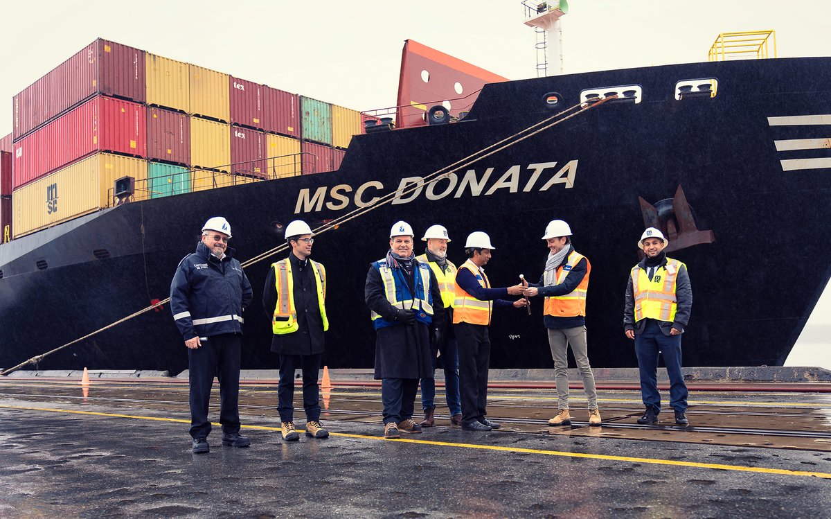 PortMTL's tweet photo. 🌟📣 Joignez-vous à nous pour féliciter le capitaine gagnant de la Canne à pommeau d’or 2023❗️ Bravo à Singh Ranjit Kumar, capitaine du @MSCCargo Donata, premier navire océanique à avoir franchi la limite des eaux du #PortMTL, aujourd’hui à 00 h 05. 🏆  https://t.co/qnChRSN1Fm https://t.co/XxeehITGsj