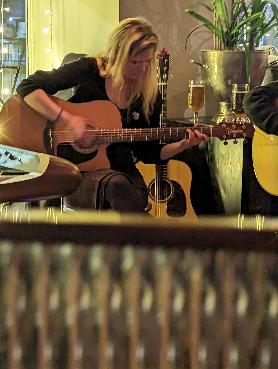 TeddyJamieson's tweet photo. Eve Simpson @ the Huxley #Firstfootin https://t.co/oFdW8YwS3Q