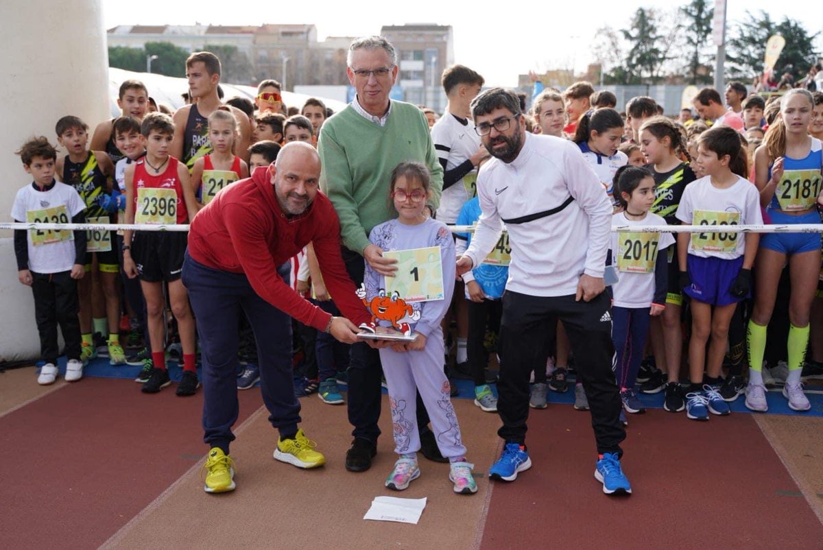 pjparejo's tweet photo. Ayer justo antes de la Segunda Carrera durante la San Silvestre Dombenitense se le entregó el dorsal 1 de su carrera a #CarmenNietoDonoso, una niña con discapacidad visual que, a pesar de su corta edad, es un gran ejemplo para todos… #NoHayLimites #LosLimitesTeLosPonesTu https://t.co/9vgcWGs2xk