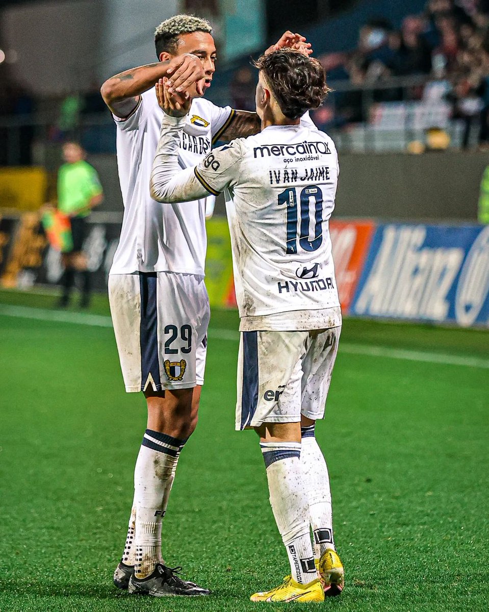 Iván Jaime Pajuelo é um dos grandes talentos por lapidar desta Liga.

O 10 do Famalicão tem muita magia nos pés. Dá gosto ver a forma como trata a bola. 

Fica a ideia que a qualquer momento pode explodir rumo a outros patamares, quando acrescentar maior consistência às suas +