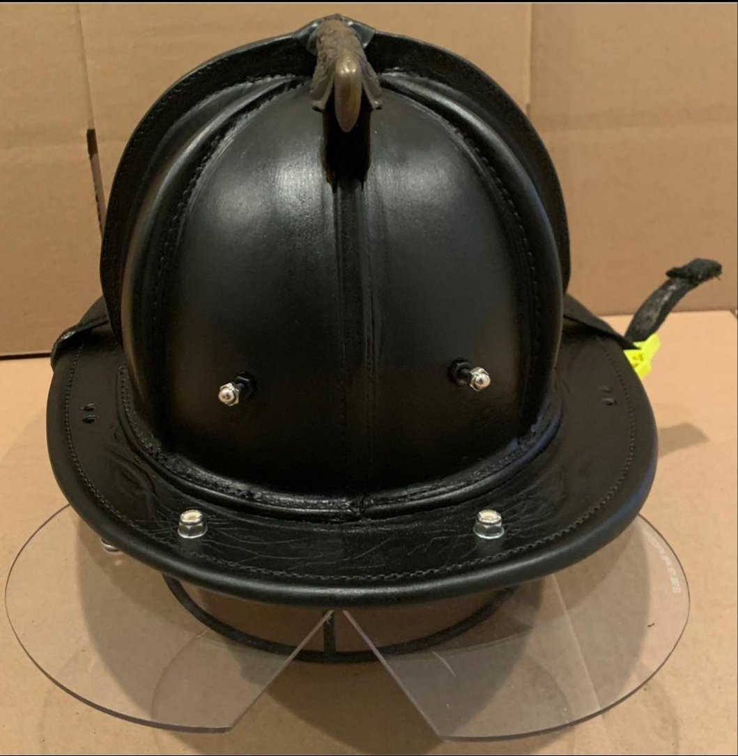 #firehelmetsales #cairnsfirehelmets #N6A #leatherhelmet N6A sam Houston size medium, manufactured in 1998 was redon in satin black with flat bend. No damage or repairs. Info: t.me/helmetn5a