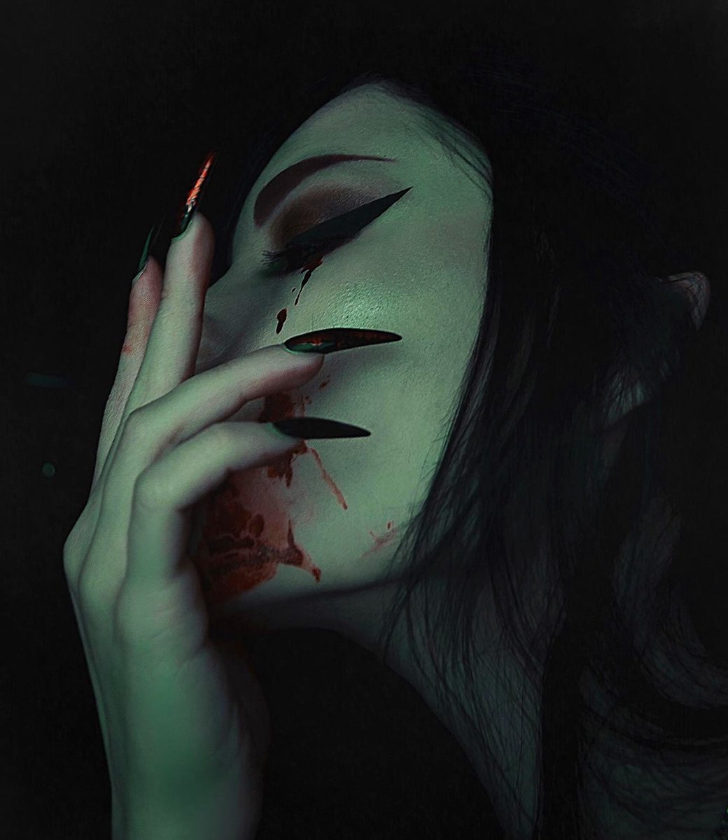 Something is shedding its scales, Crying from the heat of the light  
:ph:md <a href="/hellisfox/">Hellis Fox</a>