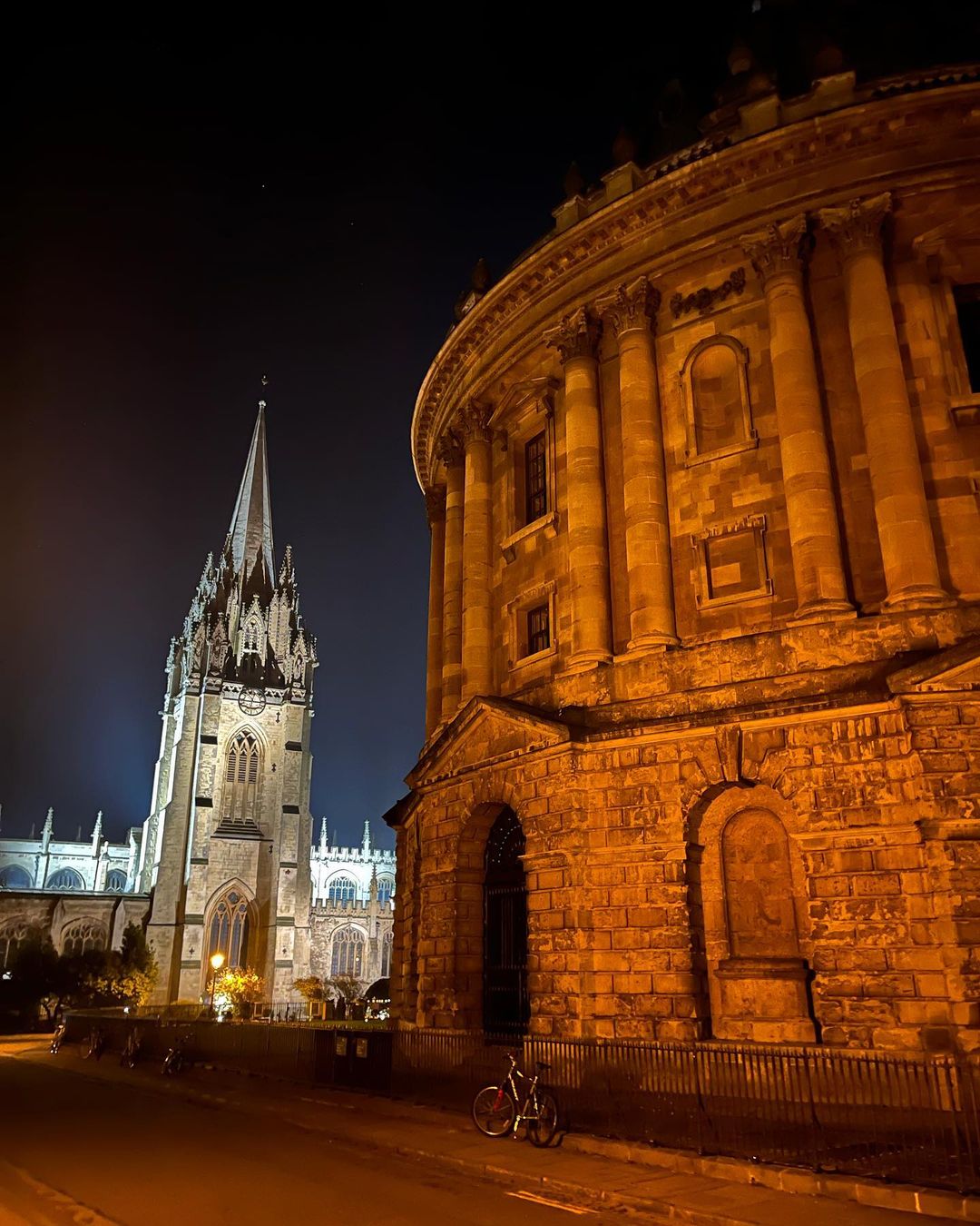 Radcliffe Camera with St Mary's church in the background.