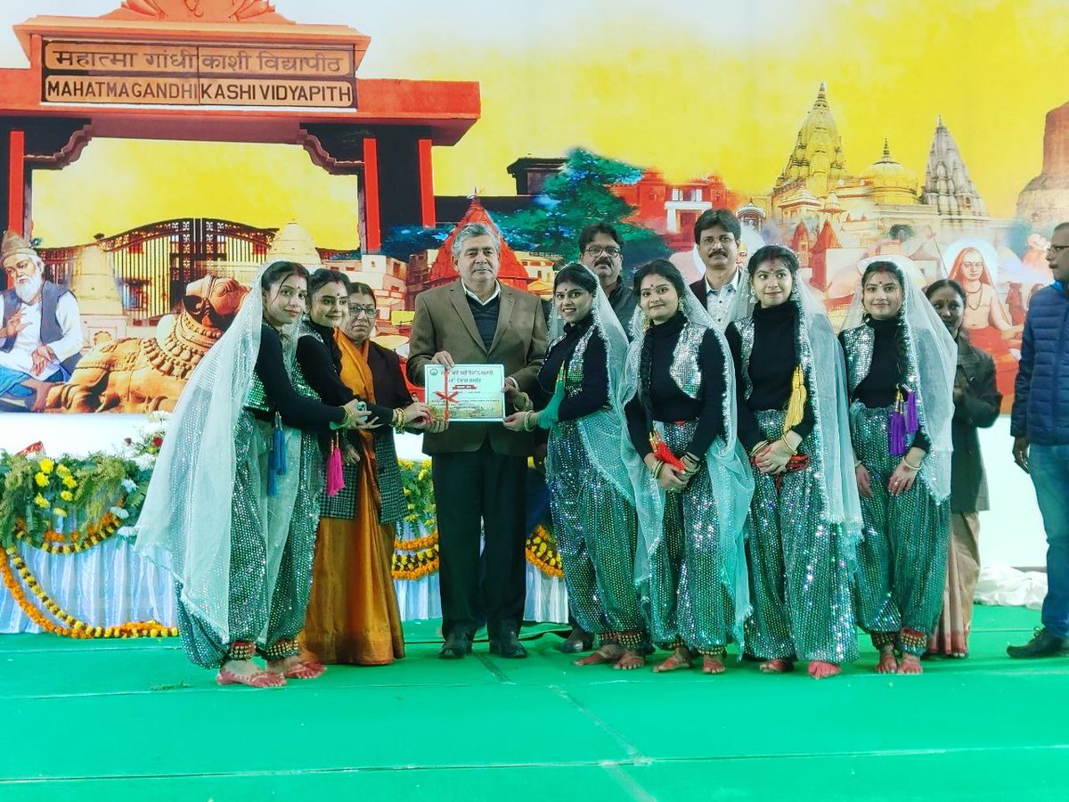 mgkvpofficial's tweet photo. 44वें दीक्षांत समारोह के अवसर पर सांस्कृतिक कार्यक्रम प्रस्तुत करने वाले विद्यार्थियों को सम्मानित करते हुए माननीय कुलपति प्रो. आनंद कुमार त्यागी जी

@anandibenpatel
@anandktyagi @ChiefSecyUP @myogiadityanath @UPGovt @PROofficeMGKVP 

#44thConvocation #MGKVPConvocation https://t.co/Px9y41nq2F