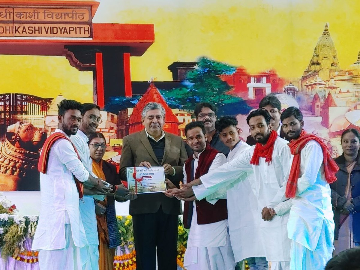 mgkvpofficial's tweet photo. 44वें दीक्षांत समारोह के अवसर पर सांस्कृतिक कार्यक्रम प्रस्तुत करने वाले विद्यार्थियों को सम्मानित करते हुए माननीय कुलपति प्रो. आनंद कुमार त्यागी जी

@anandibenpatel
@anandktyagi @ChiefSecyUP @myogiadityanath @UPGovt @PROofficeMGKVP 

#44thConvocation #MGKVPConvocation https://t.co/Px9y41nq2F