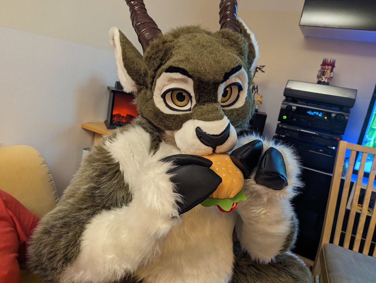 Blackbucked's tweet photo. Tasty Burgers are a good idea! So glad @HanniLiger provided one, together with a great NYE party. Happy New Year to everyone and thank you very much @Sayo_Flufftiger for the cute picture!
#fursuit #FursuitEveryday https://t.co/KaZsTdTY6p