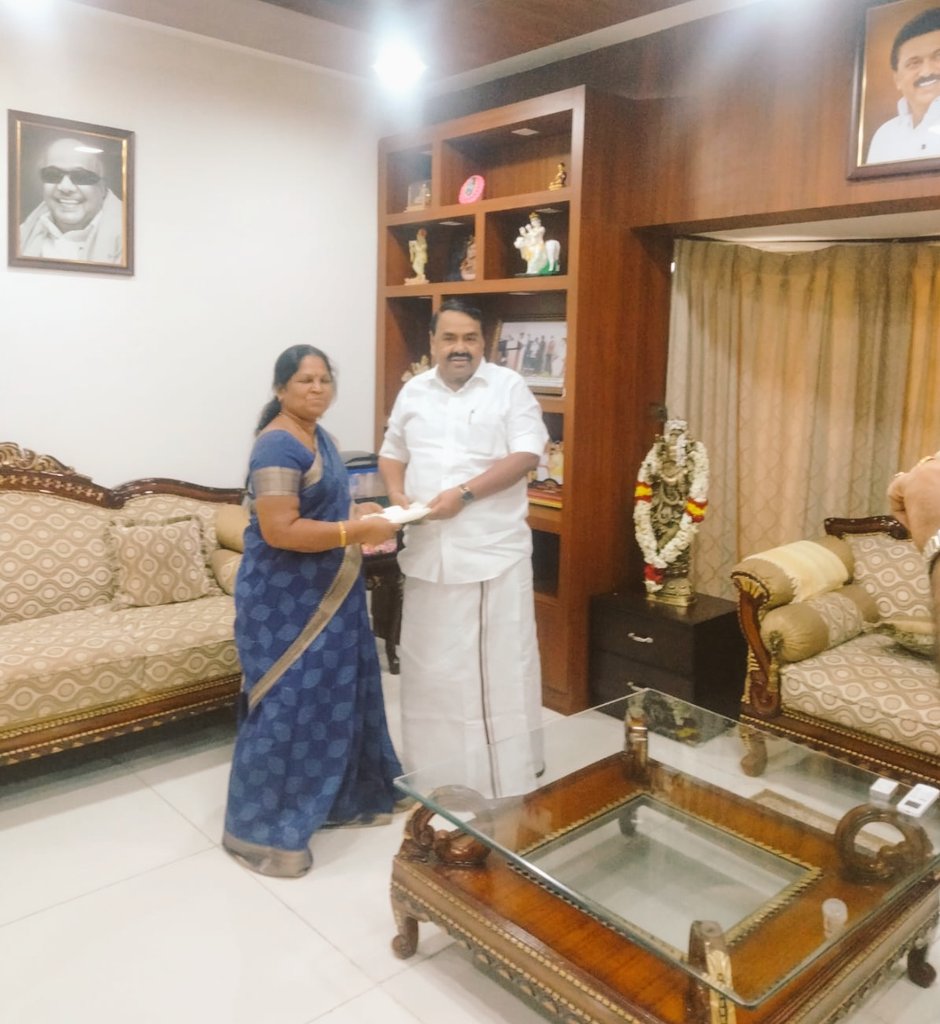 RRajakannappan's tweet photo. மாண்புமிகு ஆதிதிராவிடர் நலத்துறை அமைச்சர் சகோதரி கயல்விழி செல்வராஜ் அவர்கள் மரியாதை நிமித்தமாக என்னைச் சந்தித்துப் பேசினார்! அப்போது புத்தாண்டு வாழ்த்துக்களை பரிமாறிகொண்ட போது!
@mkstalin 
@Udhaystalin 
@arivalayam https://t.co/09wlvZ6X3z
