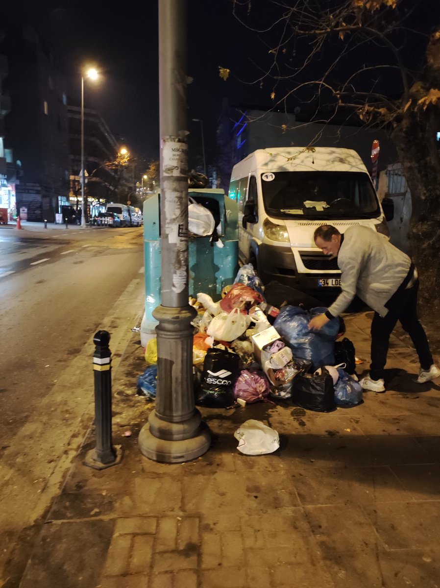 Bu çöpleri biz mi toplayalım <a href="/GOPBelediyesi/">Gaziosmanpaşa Belediyesi</a> 
Küçükköy Cd. Leş gibi çöp dolu