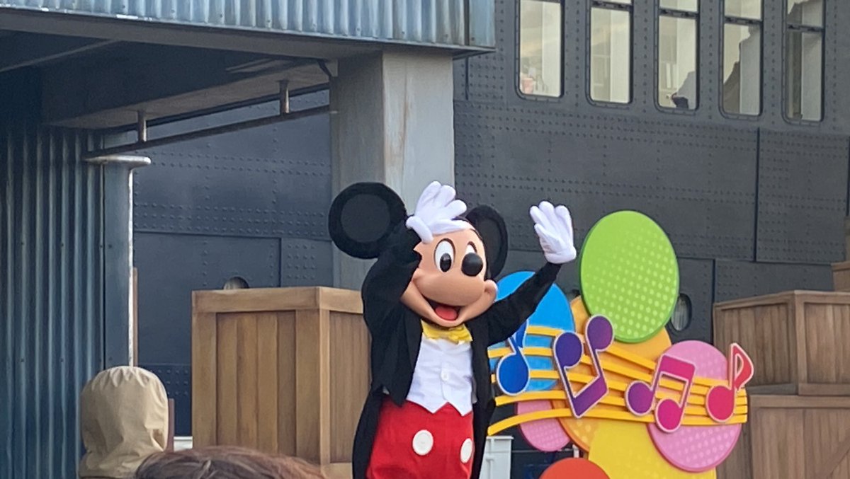 dr___72's tweet photo. ゅぅゃのジャンボリミッキー超可愛くてこの前本家見てきたから余計に笑ったけどあのサングラスかけてるときだけは売れない画家かAVの監督にしか見えないんだけどあれ誰かやめろって言ってあげてほしい。 https://t.co/yjgvoPJIuu