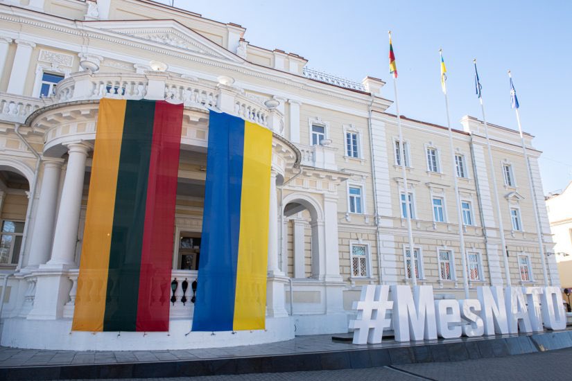 a_anusauskas's tweet image. Today we celebrate the day of Lithuanian flag in 🇱🇹. Our flag has always been a symbol of our freedom. Today next to 🇱🇹 flag 🇺🇦 flag also hangs in our windows, balconies and squares. Because today the Ukrainian flag 🇺🇦 is a symbol of freedom of the western and democratic world.