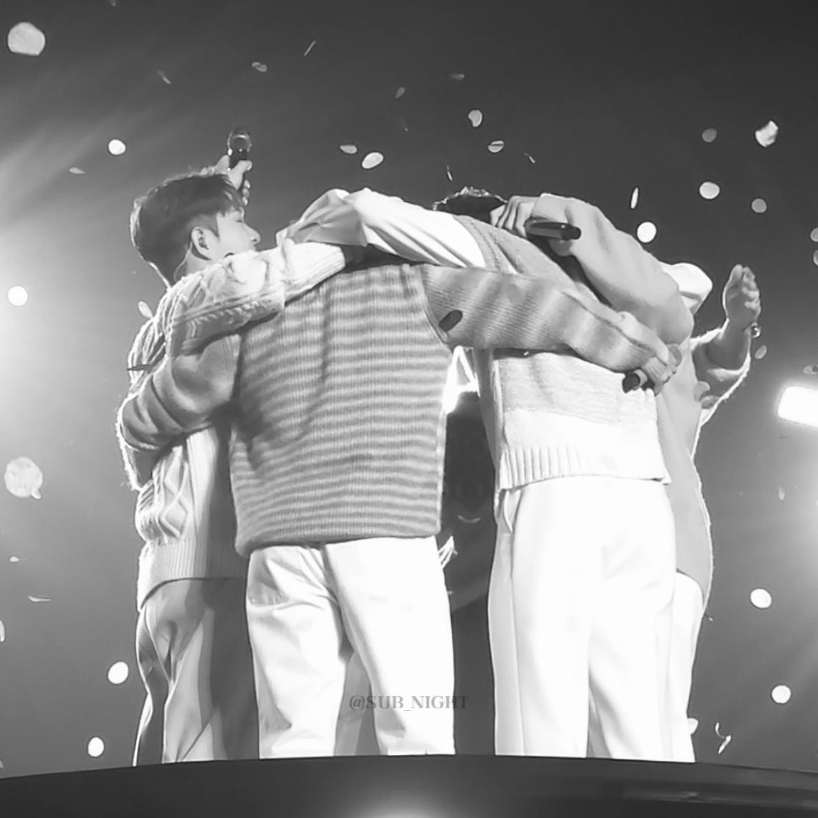 SUB_NIGHT's tweet photo. 변치 않을 사랑이란 우리 💙

@BTOB_SEKwang @btob2mh @LeeCS_BTOB @BTOB_IMHYUNSIK @PenielShin @BTOB_6SJ https://t.co/XevY0V6vkV