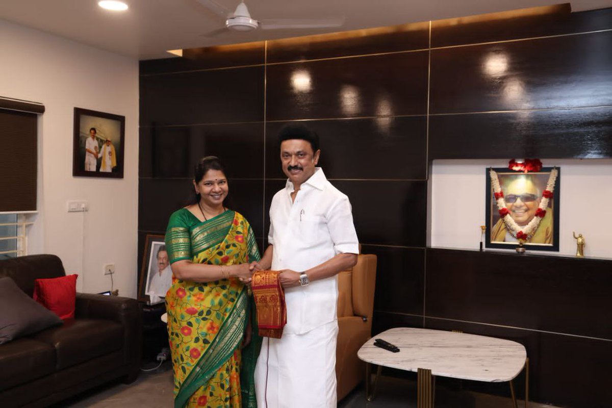 KanimozhiDMK's tweet photo. ஆங்கிலப் புத்தாண்டையொட்டி, கழகத் தலைவரும் தமிழ்நாடு முதலமைச்சருமான தளபதி திரு.@mkstalin அவர்களைச் சந்தித்து வாழ்த்துப் பெற்றேன். https://t.co/2RNec7Bv1P
