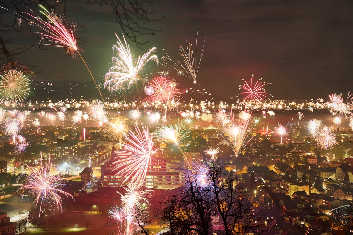 Frohes neues Jahr!

Feuerwerk über Dornbirn. Stack aus mehreren Bildern. Leider ein bisschen zu hell belichtet, aber die Farben der Raketen sind noch erkennbar

#landscape #photography #fotografie #fireworks #vorarlberg #longexposure #silvester #newyear