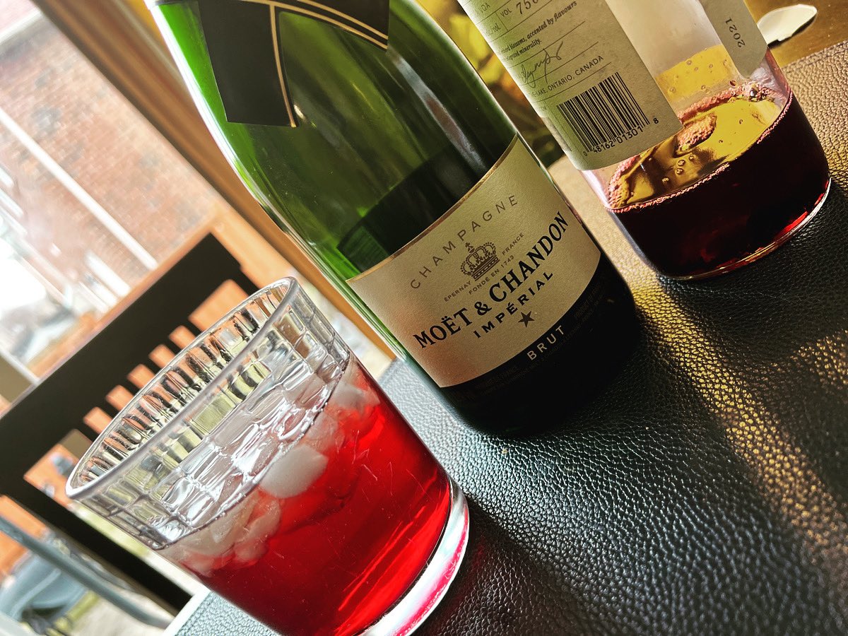 jeanpaulcomedy's tweet photo. Starting 2023 of with sorrel mimosas which might also be my vibe for the first quarter “Sorrel Mimosas 
#HipstaNewYear #spreadLove #liveFun #practiceHappy #moetchandon #melaniesorrel https://t.co/riU0ImWHXQ
