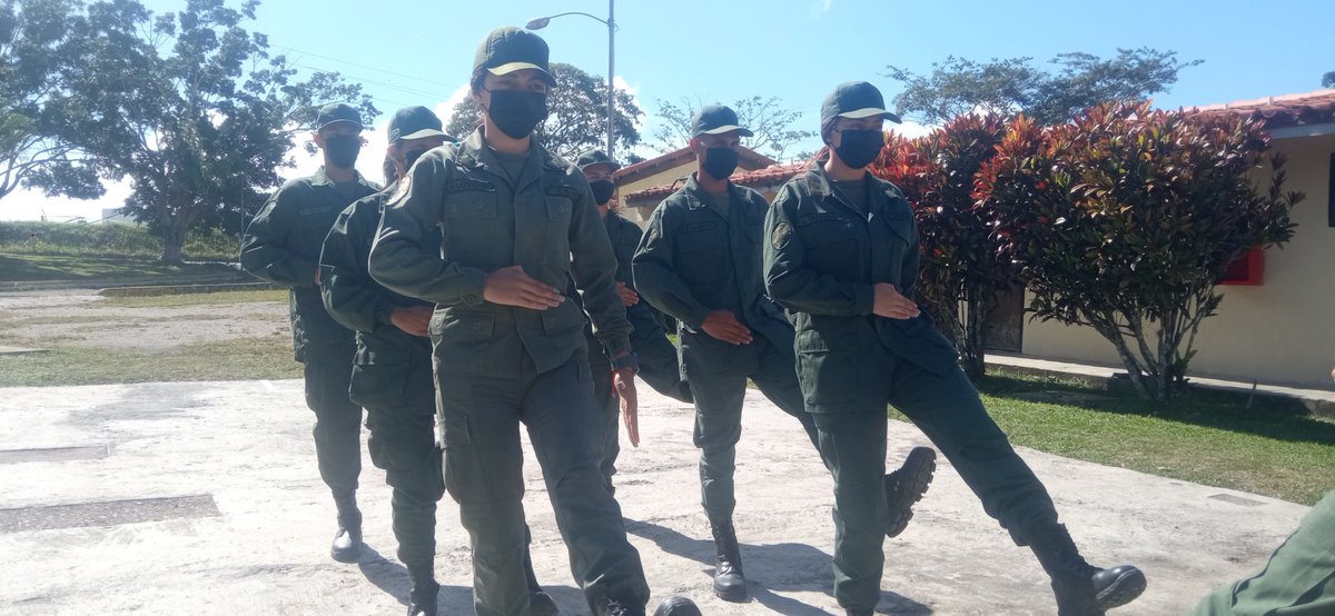 ejb_cavcm's tweet photo. 📌 #CEMAE || En las instalaciones de la Compañía Mando y Servicios, el personal de tropa alistada efectuó orden cerrado con el fin de mejorar la marcialidad en los movimientos a pie firme.
#Bienvenido2023DeAmor
#FanbEsSoberania 
#EjercitoYPuebloInvencibles
#ArmaMaestra #01Ene https://t.co/5UzNmm53J1