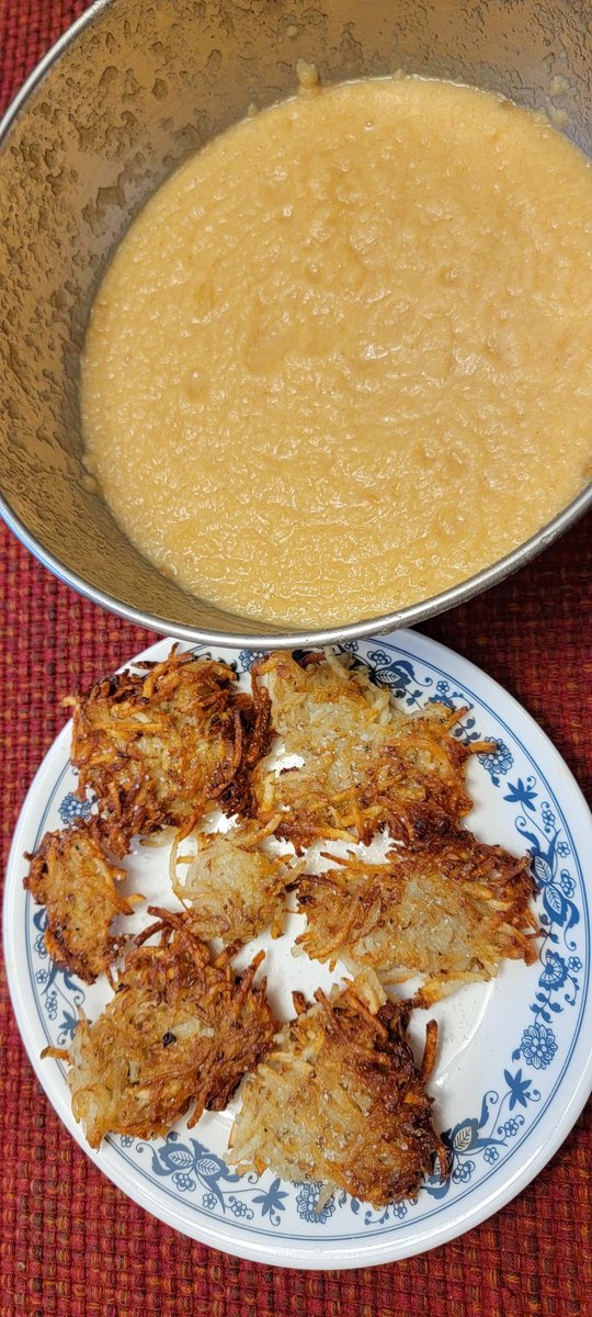 JefHaney's tweet image. @altonbrown, happy new year to you, Elizabeth, Scabigail, and Guillermo!!! #WholeLatkeLove #homemadeapplesauce!!!