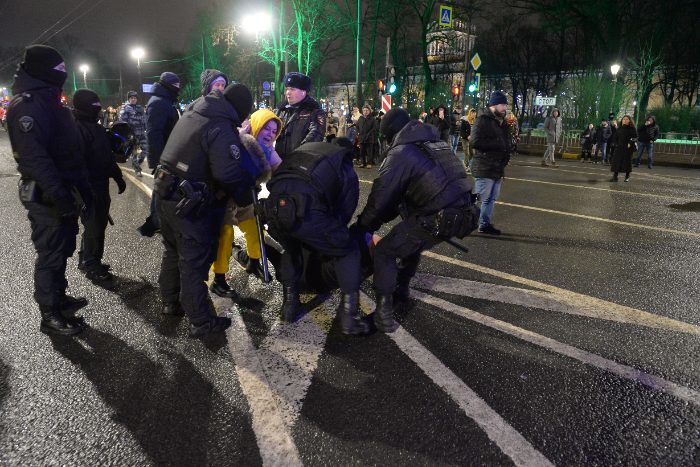 В питере в новогоднюю ночь задержали мигрантов. Мигранты в петербурге. Рейд питер мигранты. Новогодняя ночь задержания в москве. В питере в новогоднюю ночь задержали мигрантов.