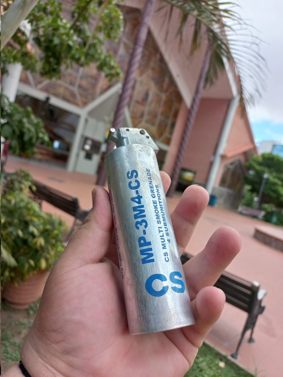 ComiteProSC's tweet photo. Circula un video en redes donde Policías durante la noche, lanzaron gases a la Iglesia Santa Cruz. Vecinos denunciaron el hecho y rechazan el "accionar desalmado" de los efectivos policiales, que en vez de resguardar al pueblo cruceño, lo reprime, manifestaron. https://t.co/l4jHbzqKVi