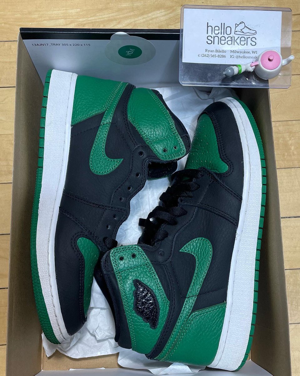hellosneakerss's tweet photo. @SellKicksSunday Both size 7Y 
Rep box 
199 plus shipping for both https://t.co/n4GQwmR9m9
