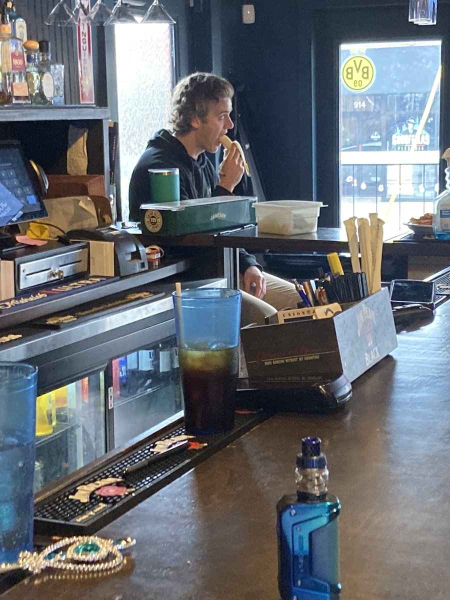 gloomykitty's tweet photo. new fav past time is taking pics of my coworker eating bananas. he does it so sensually. https://t.co/1wJxt7KhT8