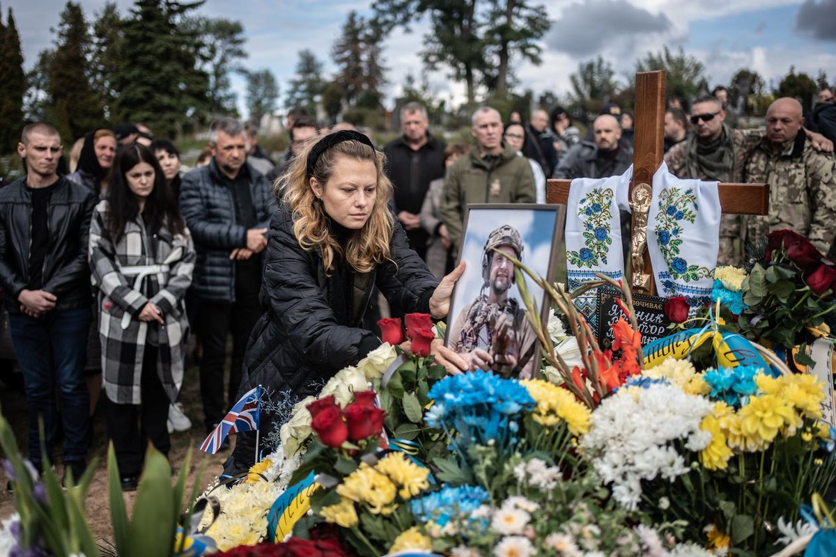 ⚡️In memory of Viktor Yatsunyk "The Brit".

Born in Ukraine, living in UK, he volunteered to fight a few days after the invasion.

Good article by WSJ: wsj.com/articles/ukrai…
Good interview by <a href="/JayinKyiv/">Jay in Kyiv</a>: youtu.be/AqqSs8ho40Q

RIP Viktor!
#Hungary #Ukraine 🇭🇺❤️🇺🇦👇🏻