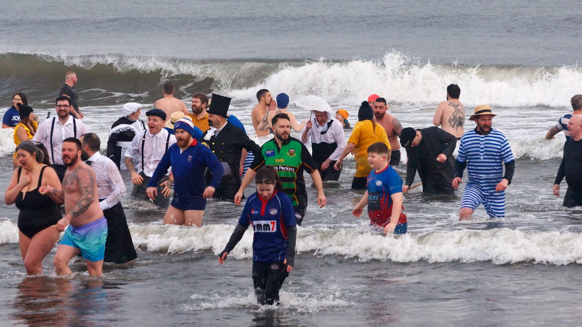 📷 Starting the year along at the annual Loony Dook organised by @KirkcaldyRugby 🌊

@ffp <a href="/welcometofife/">Welcome to Fife</a> #loonydook #Kirkcaldy #Fife
