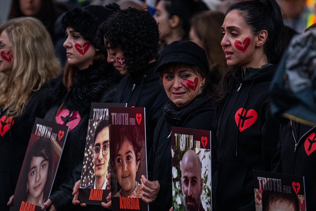 MarksGonePublic's tweet photo. The rally in support of Flight 752 victims in North Vancouver was truly heart breaking today. #NorthVan
90 images from today's rally. #Flight752 #IranRevoIution #PS752
https://t.co/aCVEzUVuno https://t.co/hc2GVde354