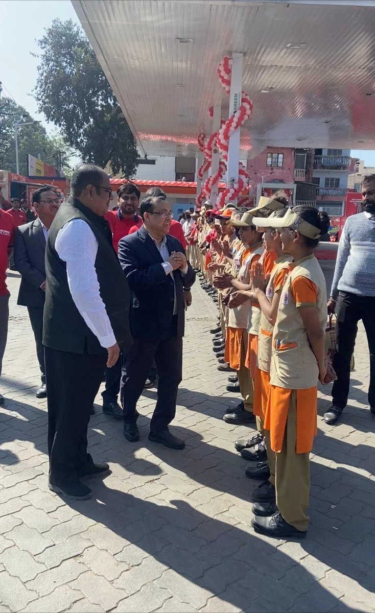 The lady Customer Attendants at Usharaj Fuels shall ensure that you smooth service at the outlet and tell you about the benefits of our branded fuels. ED &amp;SH appreciated their contribution during his visit to the fuel station. #IndianOilCustomersDay