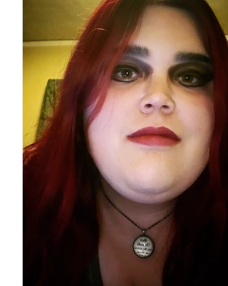 hebertxx9z's tweet photo. My new hair color already, I just realized that this color is the same as the Garnet birthstone for January. Fitting don't you think? Dyed this myself using @SLHairColor hair dye.
❤🖤💋
#selfie #newhair #strawberryleopard #newhaircolor https://t.co/4uQppW7f2g