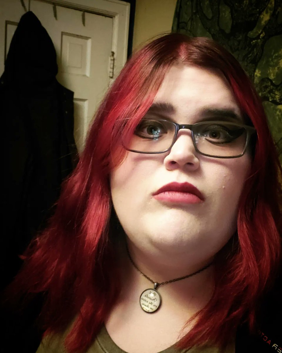 hebertxx9z's tweet photo. My new hair color already, I just realized that this color is the same as the Garnet birthstone for January. Fitting don't you think? Dyed this myself using @SLHairColor hair dye.
❤🖤💋
#selfie #newhair #strawberryleopard #newhaircolor https://t.co/4uQppW7f2g