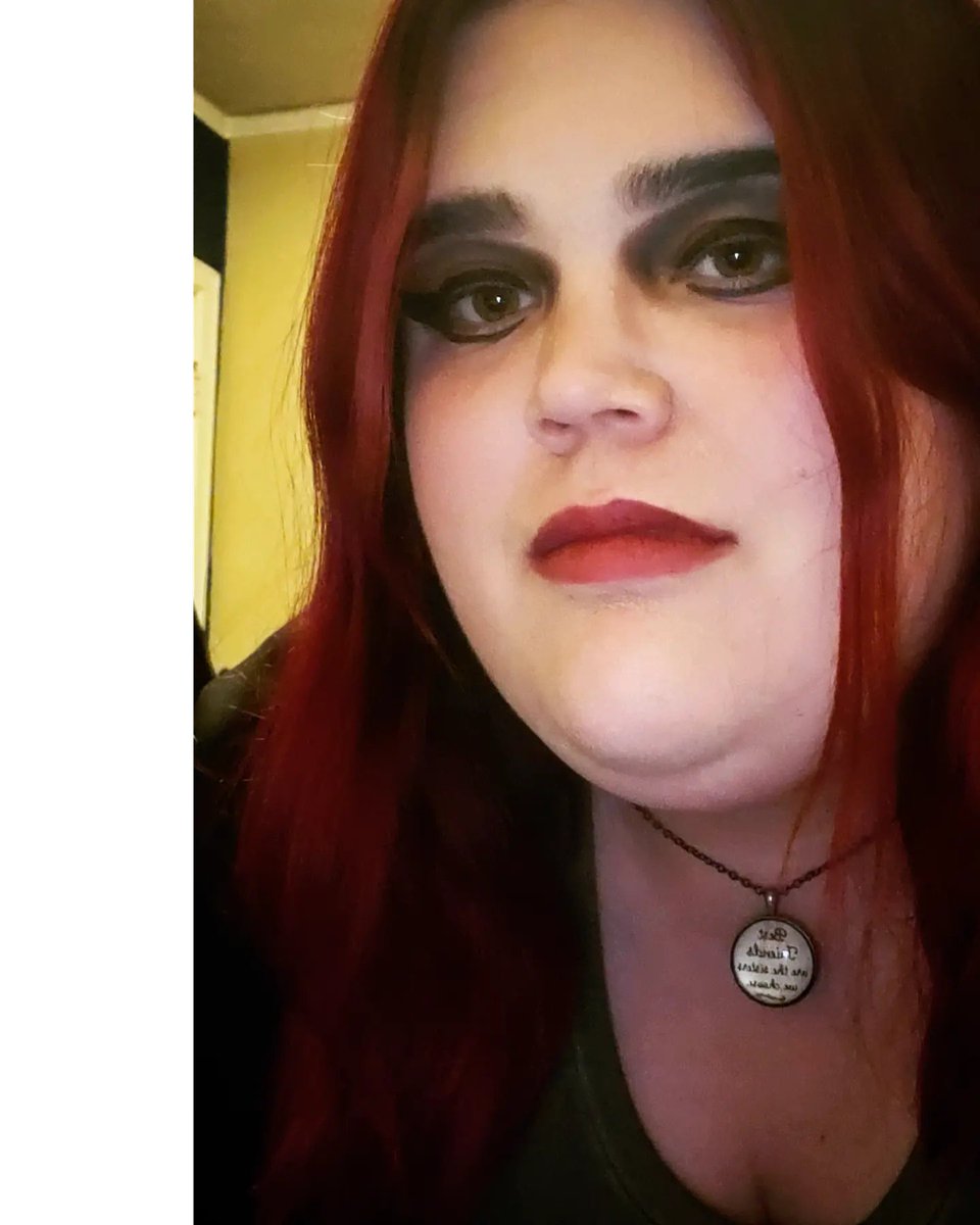hebertxx9z's tweet photo. My new hair color already, I just realized that this color is the same as the Garnet birthstone for January. Fitting don't you think? Dyed this myself using @SLHairColor hair dye.
❤🖤💋
#selfie #newhair #strawberryleopard #newhaircolor https://t.co/4uQppW7f2g