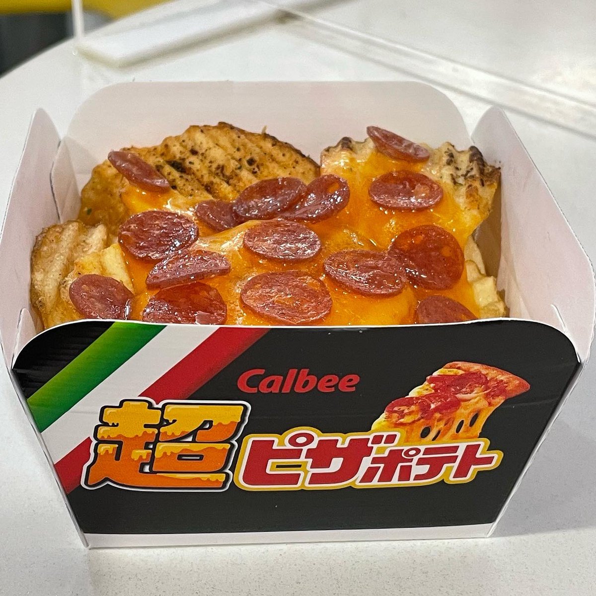 torakono's tweet photo. 姐さんのお見送りで千歳空港。
案外駐車場が空いていたので早く着き過ぎたのね。
で、時間が余ると散財コースへ…。
#newchitoseairport
#calbeeplus
#超ピザポテト https://t.co/5nqrivaytw