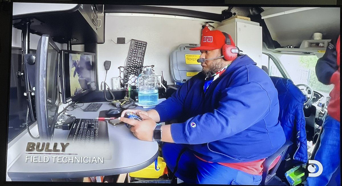 Bully_jamonit's tweet photo. Playing call of poopy #SewerDivers @Discovery https://t.co/TzvbSgzik1